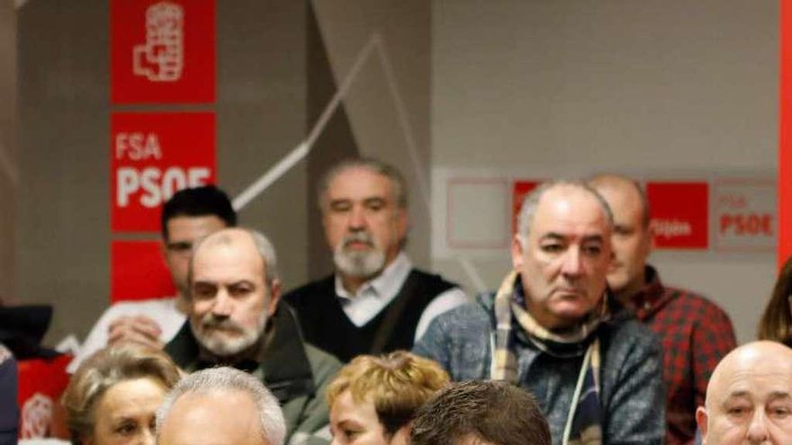 Simancas, a la izquierda, acompañado por Barbón al inicio del acto en la sede del PSOE de Gijón.