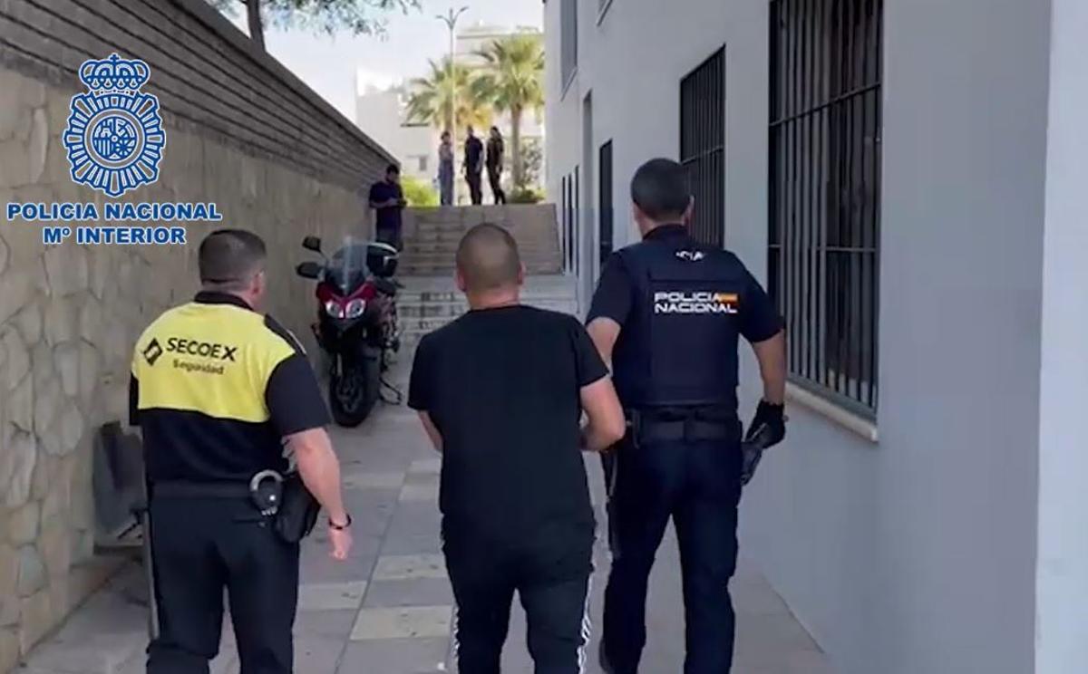 Uno de los detenidos en la operación.