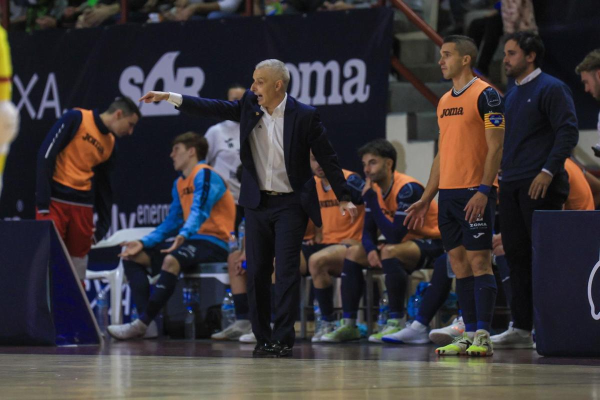 Braulio Correal da instrucciones a sus jugadores durante el partido.