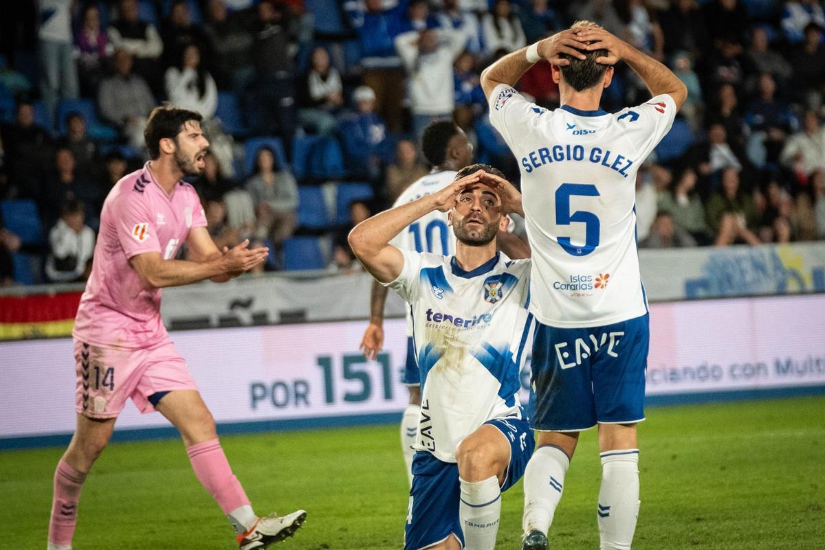 Sergio González se lamenta tras el tanto del Eldense.