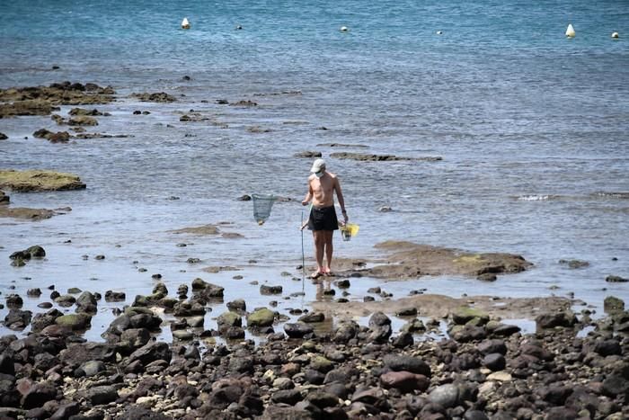 Bañistas y terrazas llenas en la Playa de Arinaga