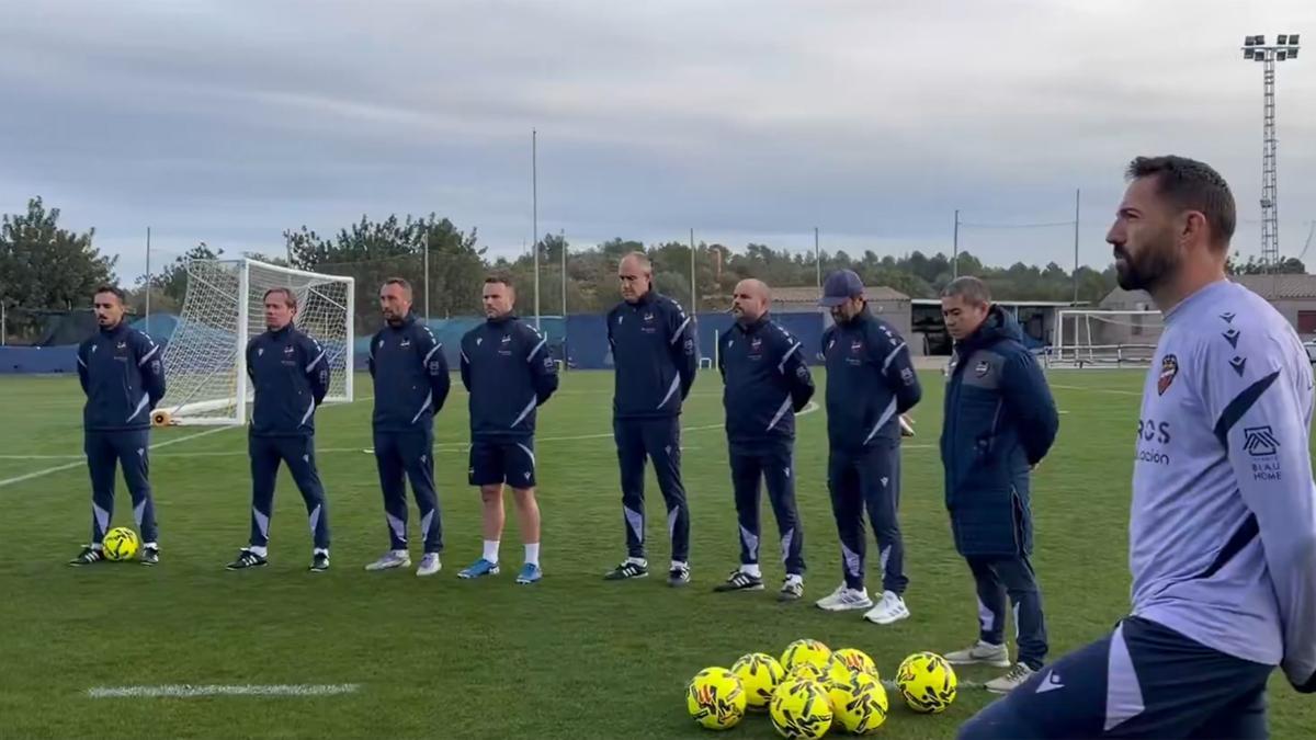 Minuto de silencio en Buñol antes de iniciar el entrenamiento