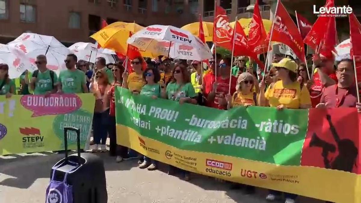 Sindicatos concentrados a las puertas de la Conselleria de Educación