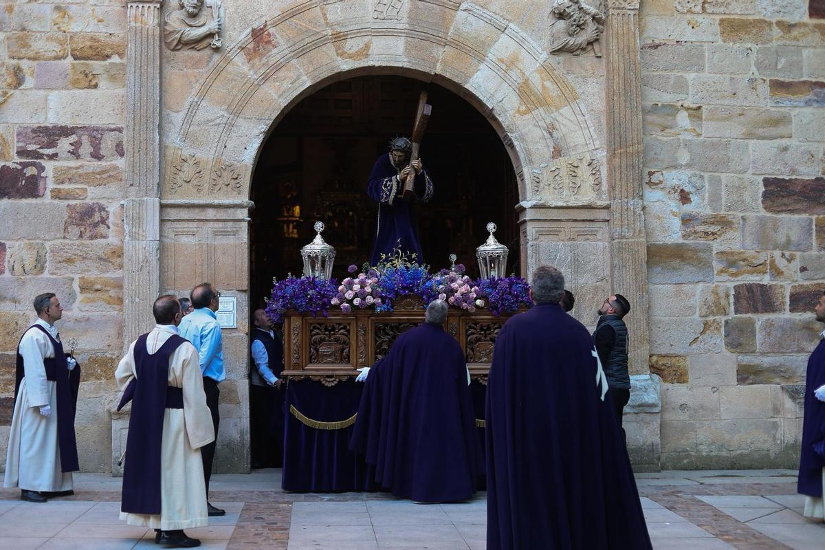 La procesión de Jesús del Via Crucis brilla modificando su recorrido habitual