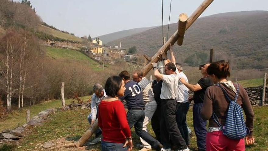 Los voluntarios, clavando la cruz durante el ensayo celebrado en Villanueva de Oscos. | tania cascudo