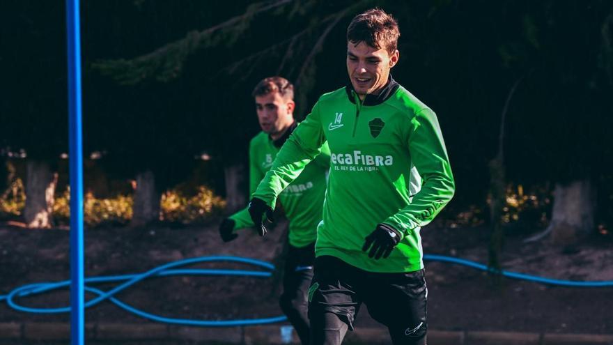 Aleix Febas delante y Álvaro Núñez detras conducen el balón durante un entrenamiento en el Diez Iborra.