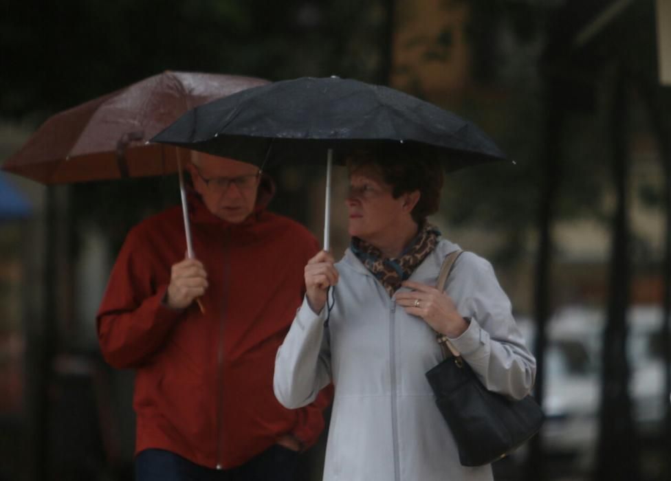 La borrasca Emma se sigue dejando sentir en Málaga durante la jornada del viernes. La alerta por fuertes precipitaciones sigue activa hasta las seis de la tarde.