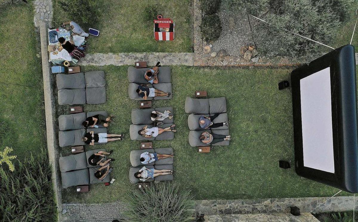 Montar un cine con pantalla grande en el jardín de casa