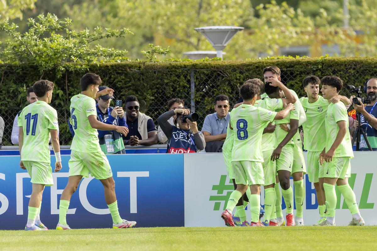 Los jugadores del Barça celebran uno de los goles del primer tiempo.