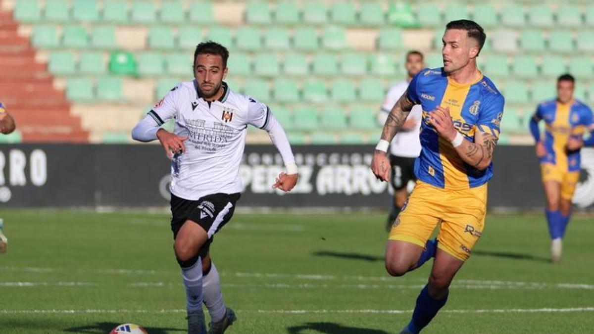 Una jugada del Mérida-Avilés