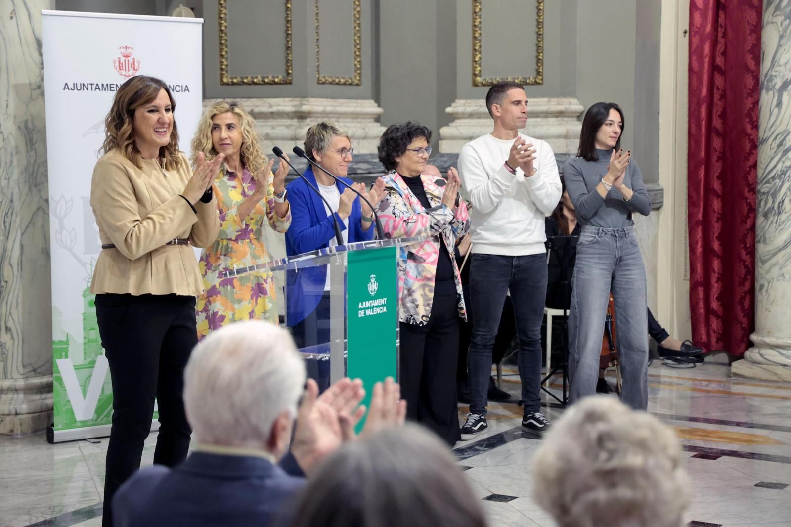 Homenaje a los centenarios en el Ayuntamiento de València