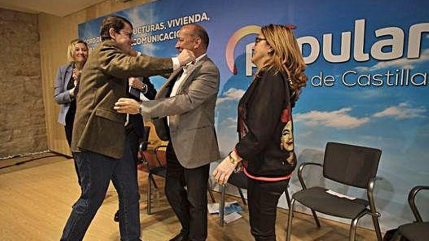 Fernández Mañueco abraza a Barrios en presencia de Mayte Martín Pozo.