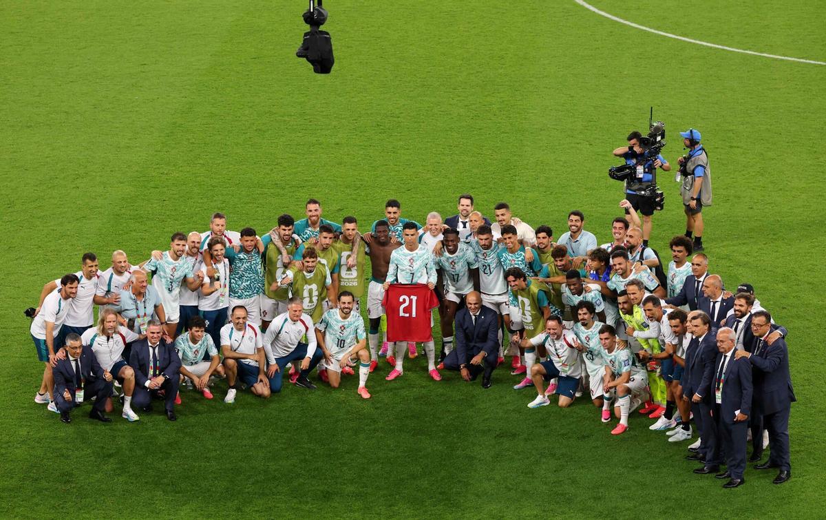 La plantilla de Portugal homenajea a Diogo Jota al cumplirse un año de su muerte. Cristiano Ronaldo muestra la camiseta que lucía con la selección tras el partido frente a Croacia.