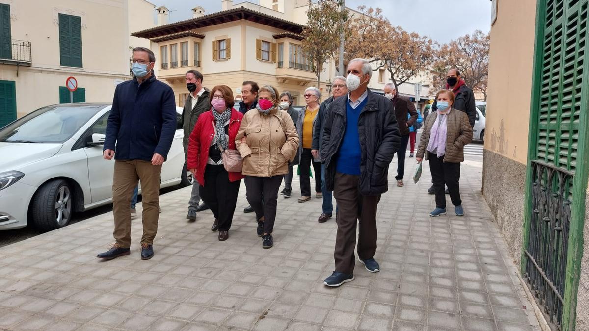 El alcalde, José Hila, con representantes vecinales en la visita realizada esta mañana.