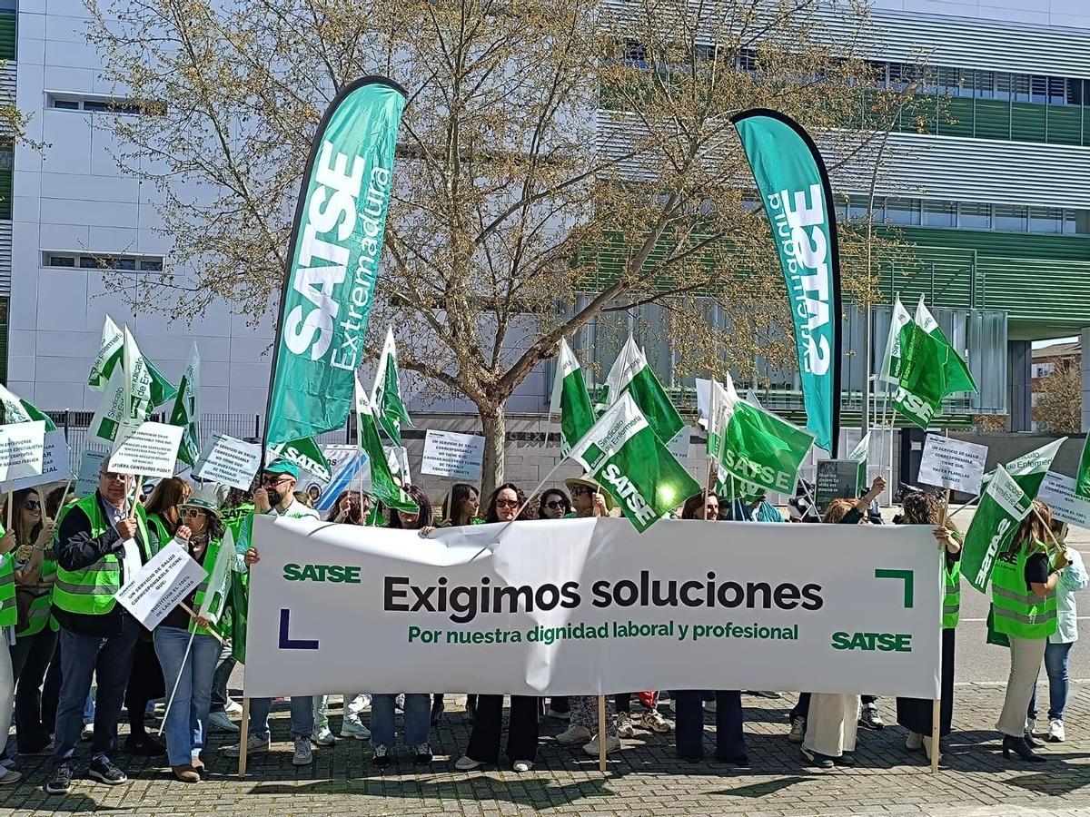 Concentración de Satse ante el SES, este lunes.