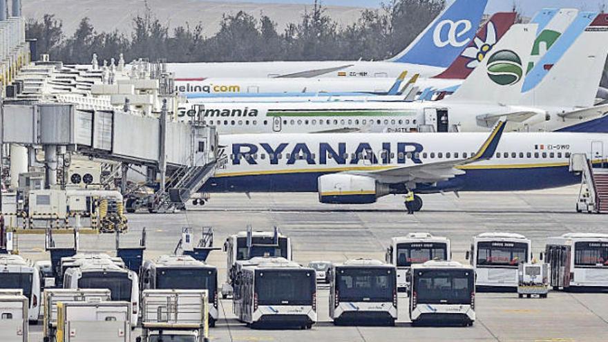Aviones estacionados en la zona de embarque y desembarque del aeropuerto de Gran Canaria.