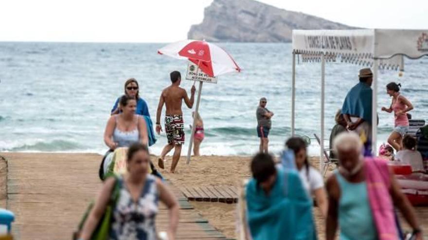 La lluvia vacía las playas durante  unas horas