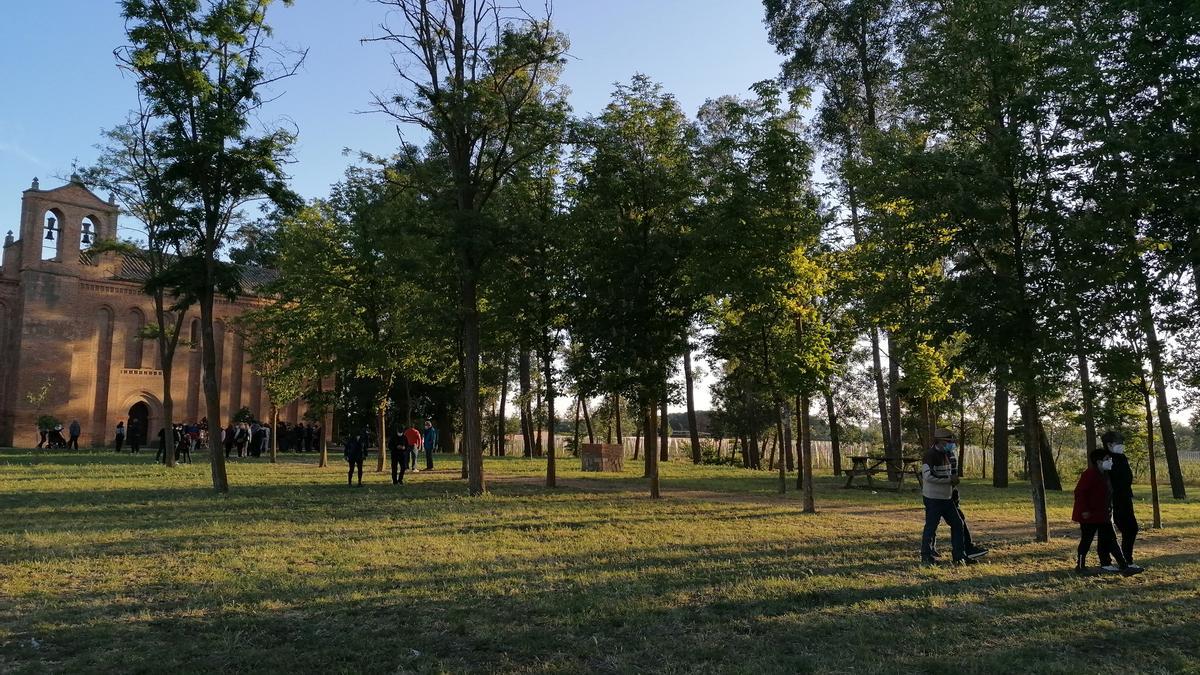 Vecinos pasean por la pradera del Cristo de las Batallas