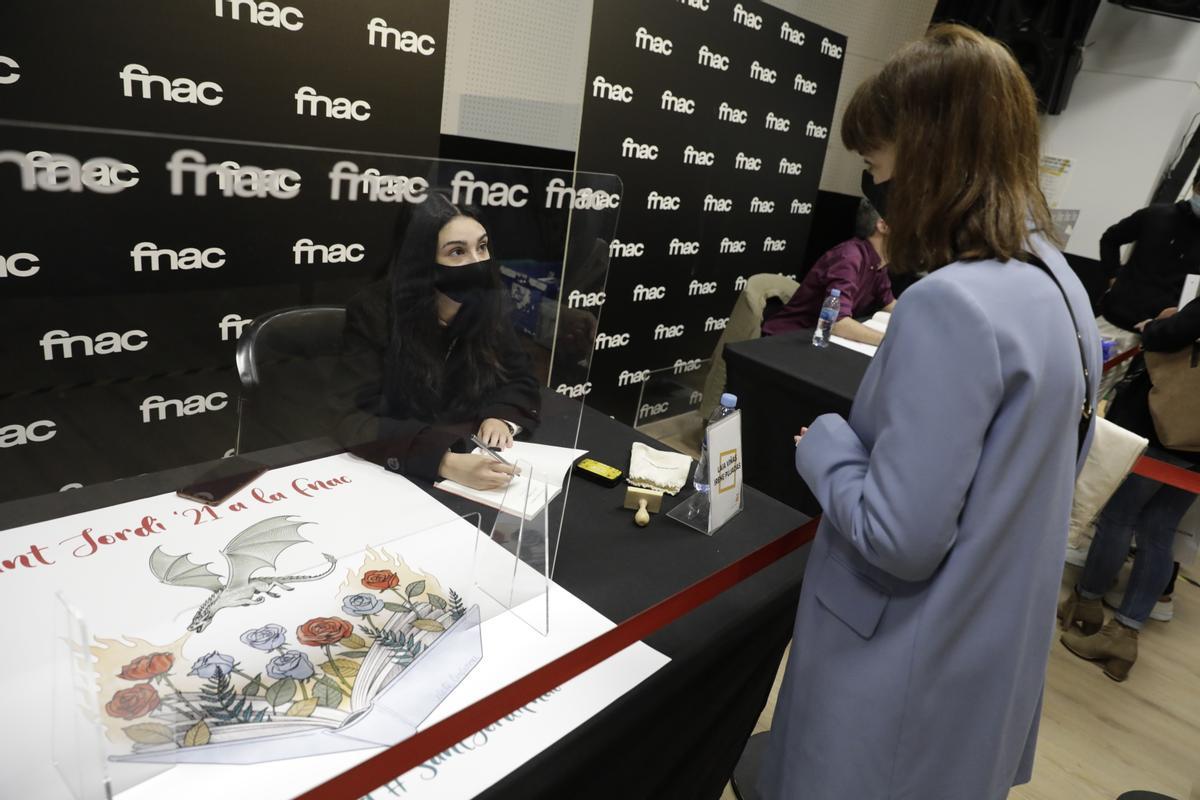 La joven autora Laia Viñas, firmando 'Les closques'.