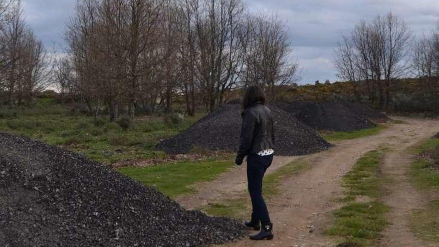 La vecindad denuncia vertidos asfálticos en el camino de Triufé a Castellanos