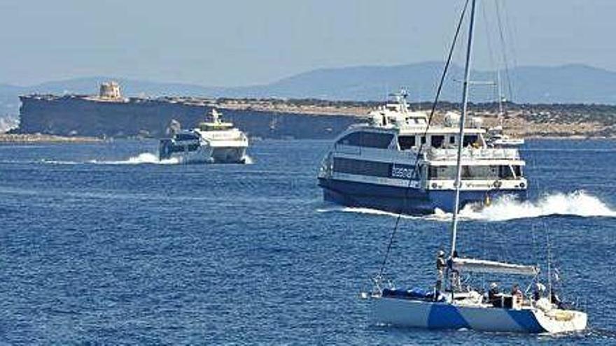 Varios barcos de línea que han salido al mismo tiempo navegan hacia Ibiza.