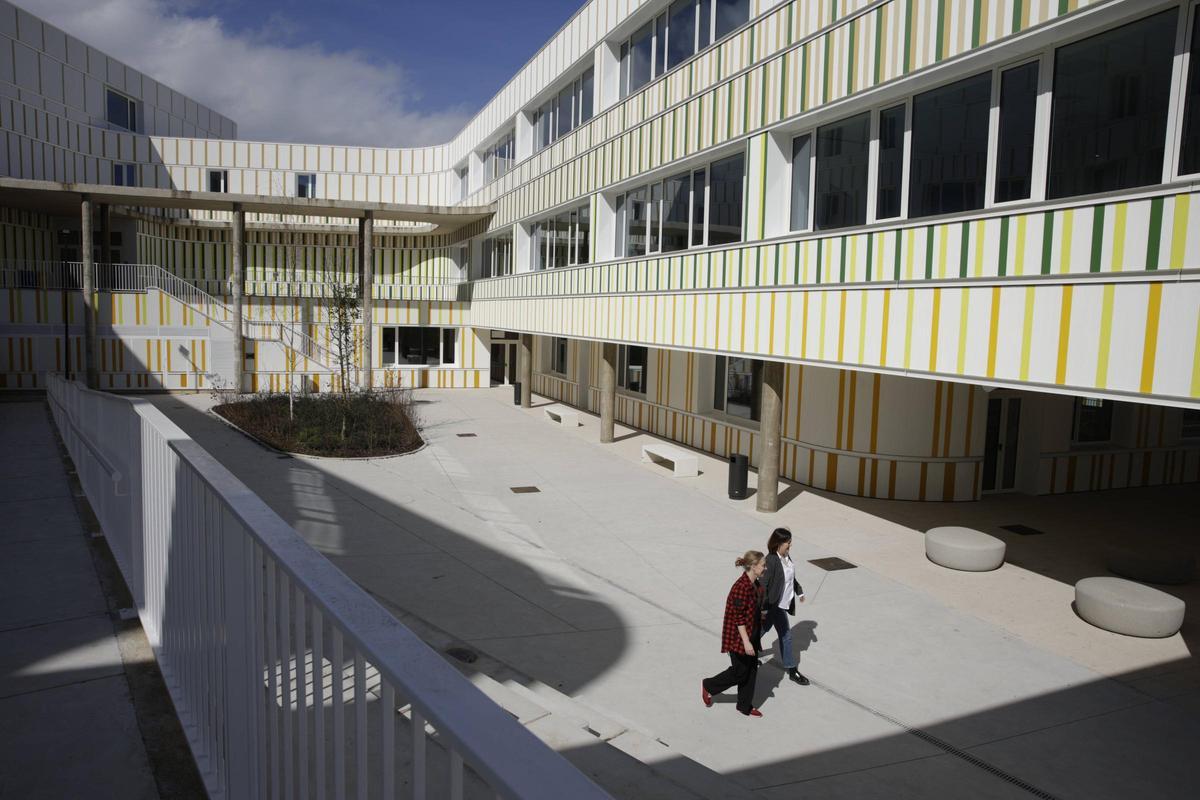 Por la izquierda, Elena Rodríguez, jefa de estudios adjunta, y Tatiana Rodríguez, jefa de estudios principal, en el patio del IES Margarita Salas.