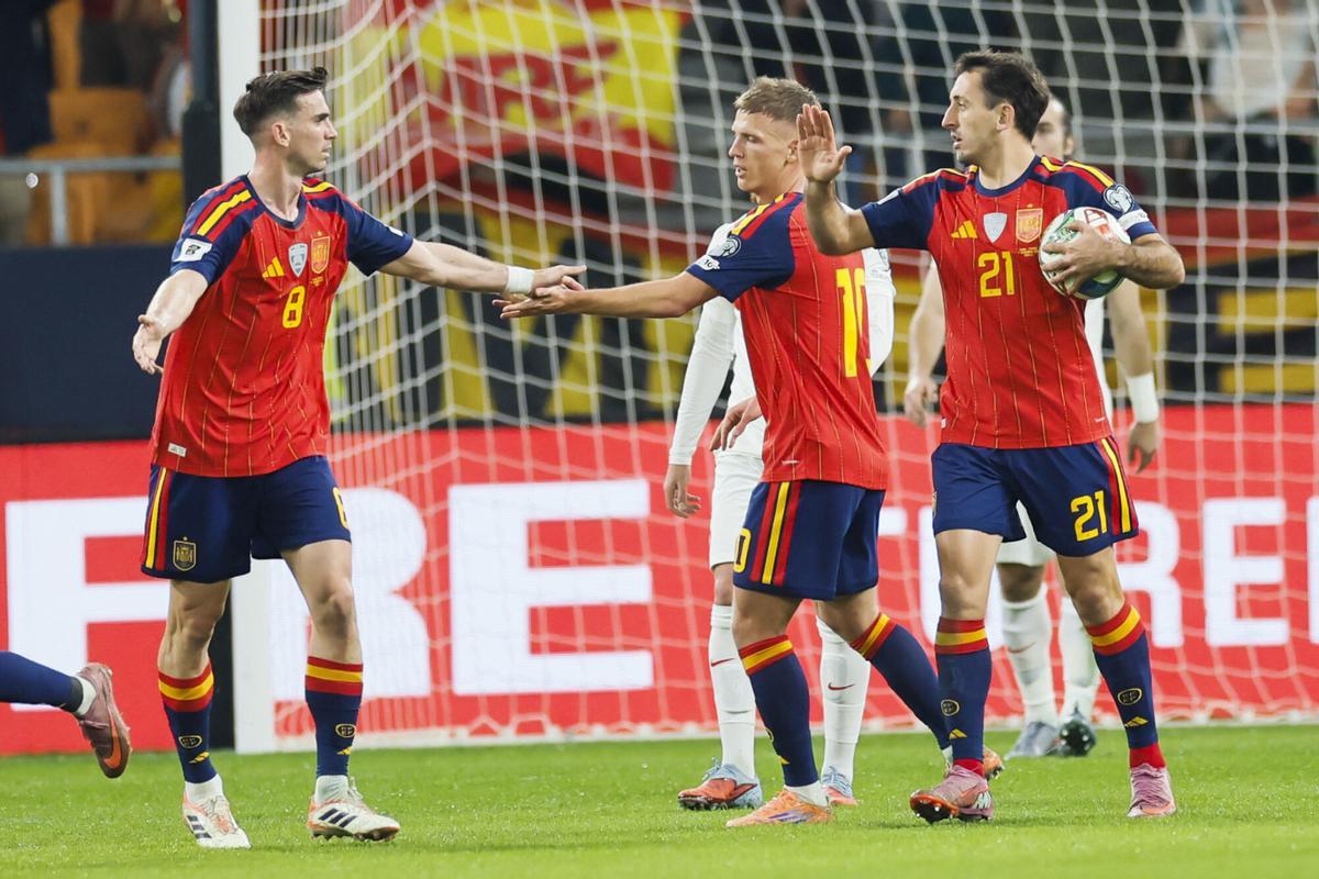 SEVILLA, 18/11/2025.- El delantero de España, Mikel Oyarzabal (d), tras conseguir el segundo gol del combinado español durante el encuentro correspondiente a la fase de clasificación para el Mundial 2026 que disputan hoy martes España y Turquía en el estadio de La Cartuja, en Sevilla. EFE / José Manuel Vidal.