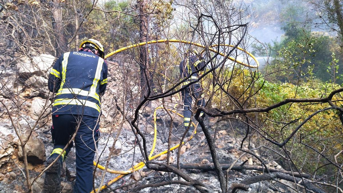 Imagen de archivo de la extinción de un incendio en el Montgó