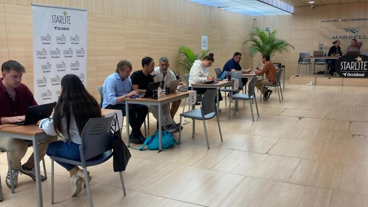 Dos candidatos a trabajar en Starlite, ayer, durante las entrevistas del proceso de selección de empleados.