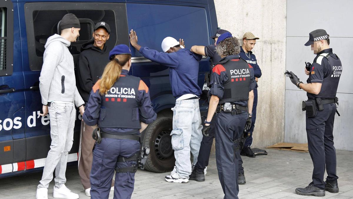 Agents dels Mossos, Policia Municipal i la Policia Nacional en un dispositiu Kanpai contra la multirecindència a Girona, foto d'arxiu.
