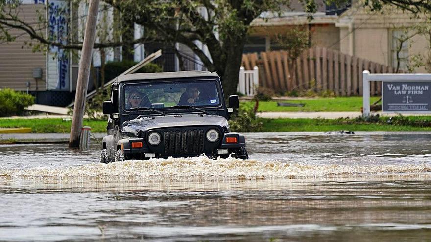 Un cotxe en un carrer inundat després del pas de l&#039;huracà per Lake Charles, a Louisiana