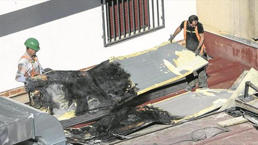 Quitan escombros de la cuarta planta del edificio Santa Ana para reconstruirla