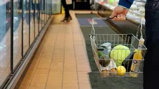 No compres estos alimentos en los supermercados: son los que más plásticos tienen