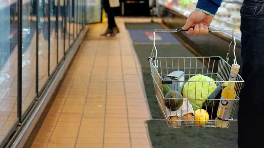 Estos son los alimentos de los supermercados que más plásticos tienen