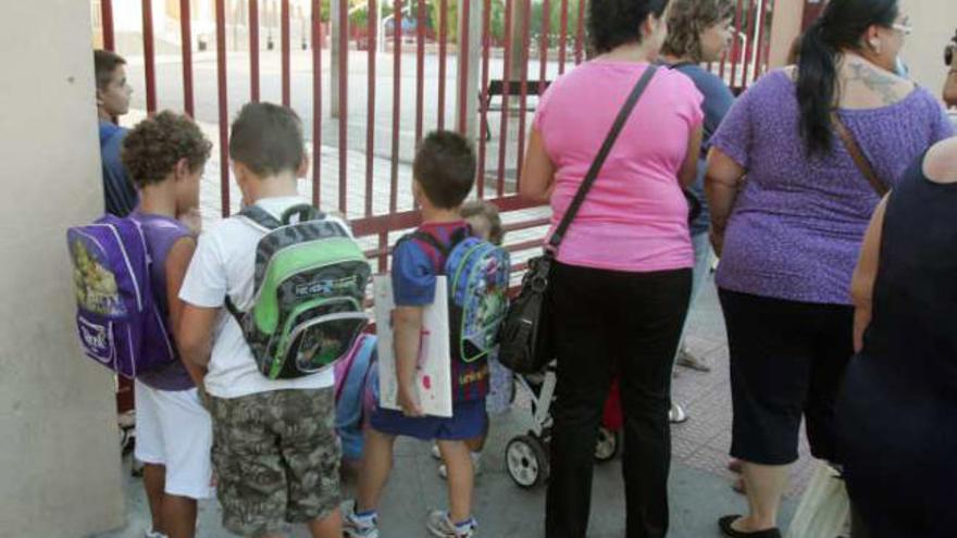 Varios menores a la entrada de un centro educativo en Elche en imagen de archivo.