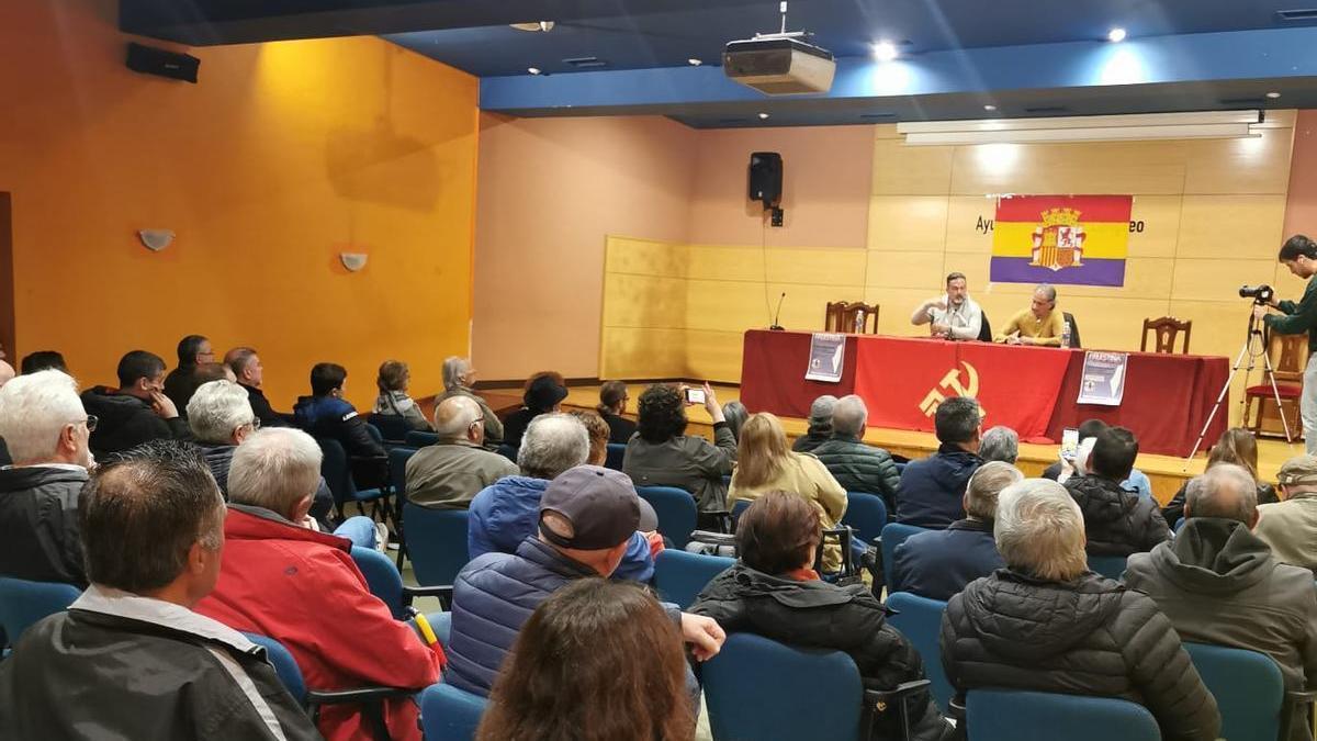 Manu Pineda y Xandru López, en el primer acto de la semana cultural &quot;La Pasionaria&quot;