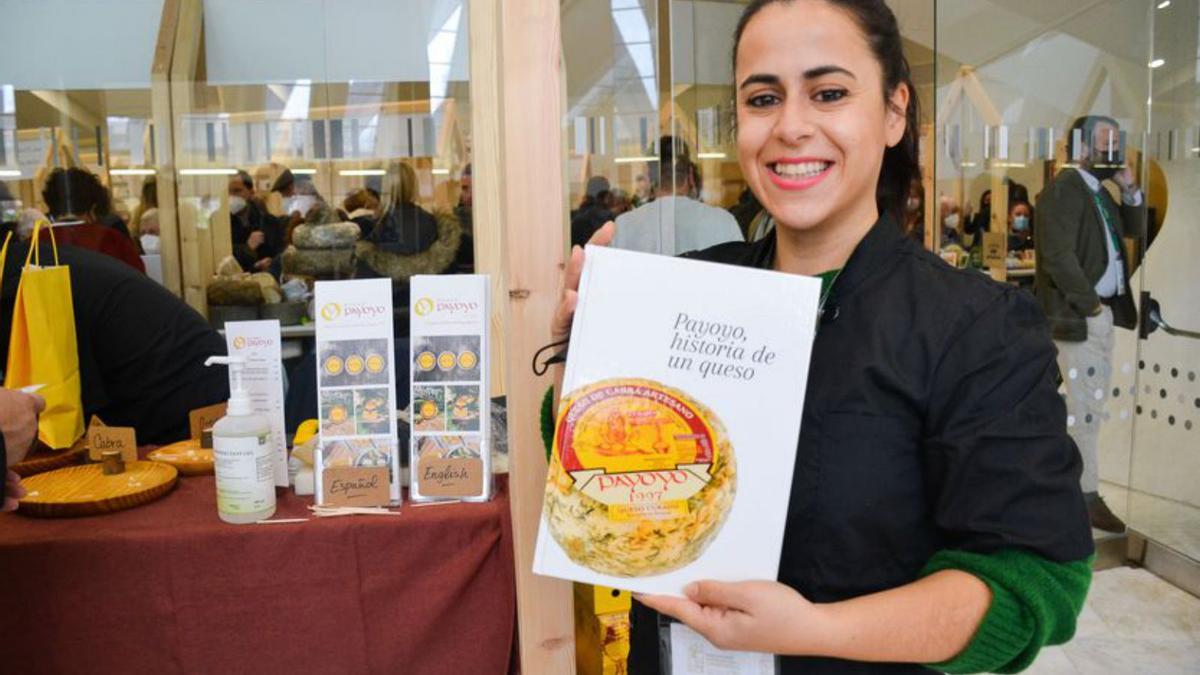 Ana Ríos con el libro de su quesería Payoyo.