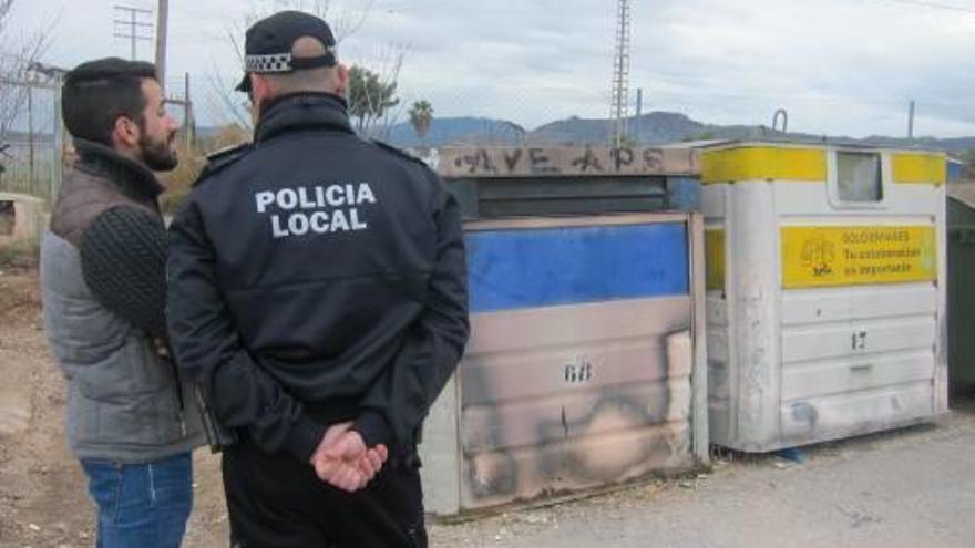 Imágenes del incendio y del estado en el que han quedado los contenedores de residuos y reciclaje del casco urbano y diseminados.