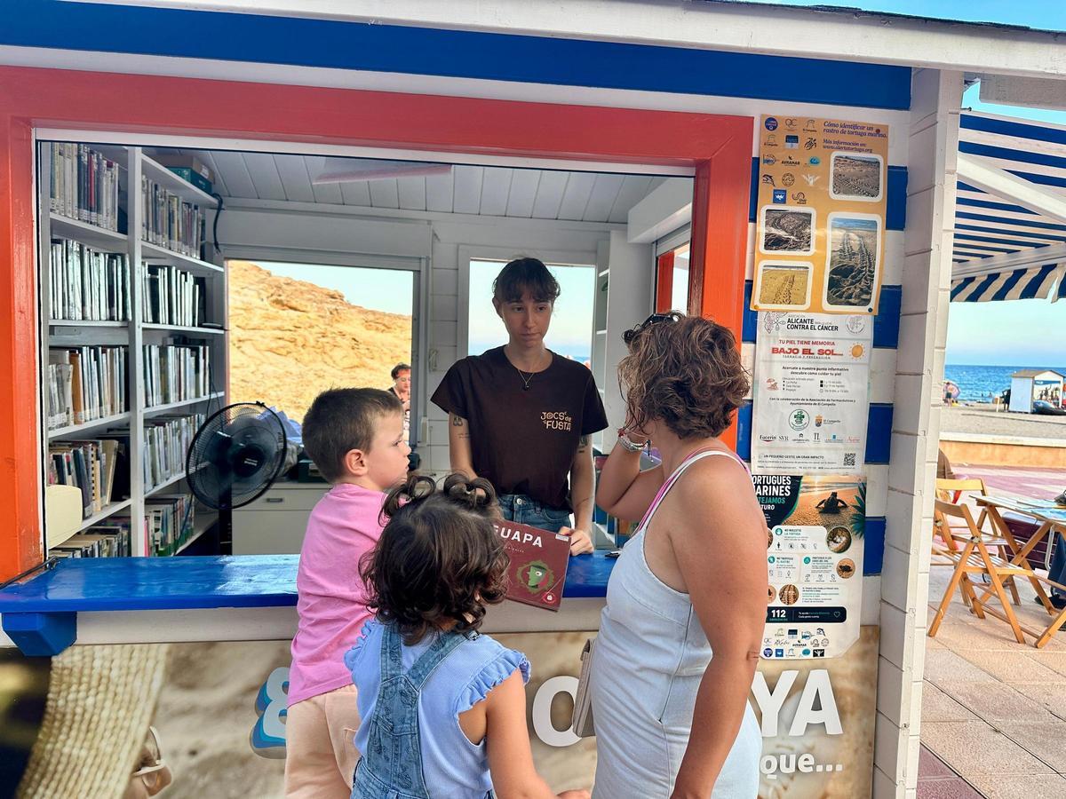 El mar y la lectura se juntan para las familias en El Campello