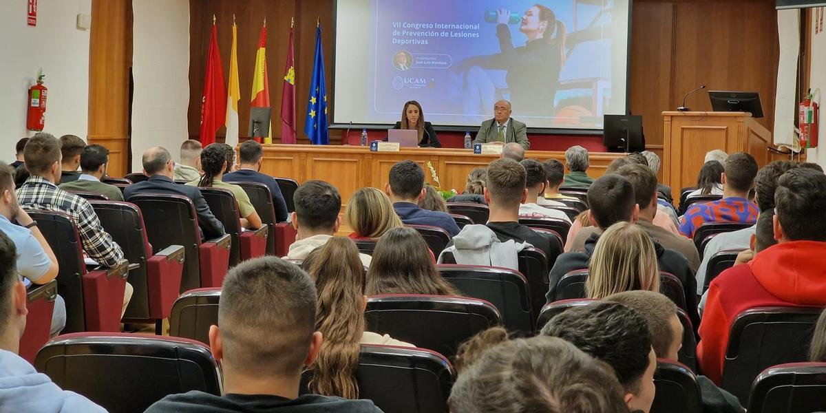 Lourdes Meroño, decana de la Facultad de Deporte, y José Luis Martínez Romero, director de la Cátedra de Traumatología del Deporte, han inaugurado el VII Congreso Internacional de Prevención de Lesiones Deportivas en la UCAM