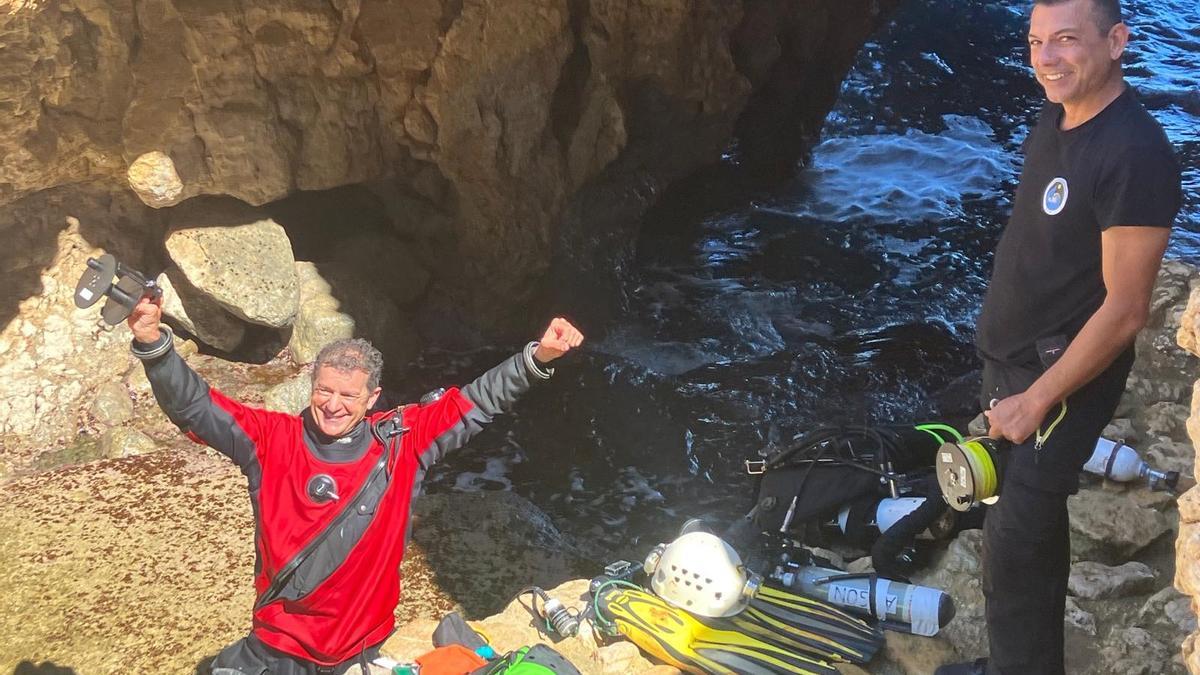 Eliseo Belzunce y Vicente Gil tras «abrir» el primero esos 450 metros ignotos de la Cova del Moraig.