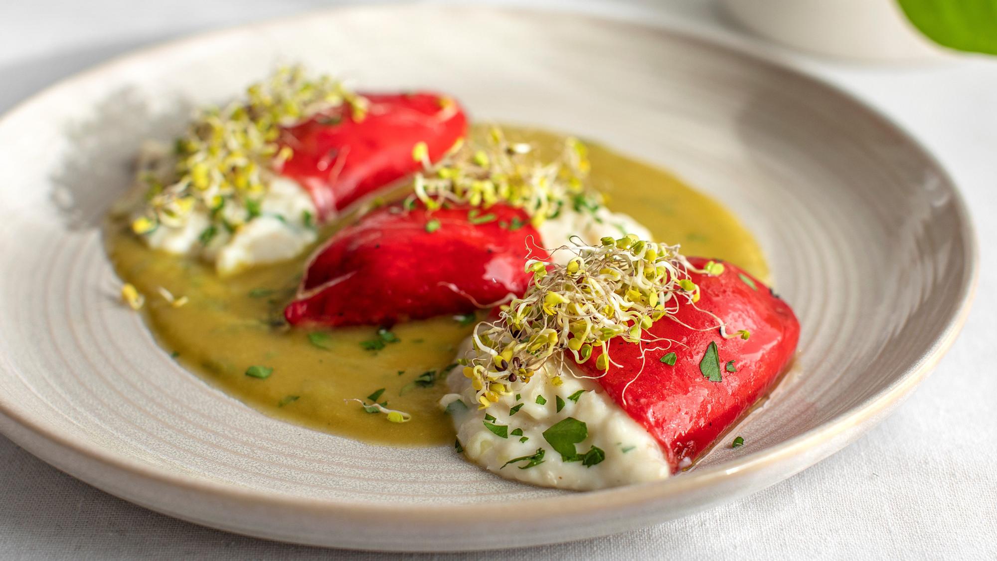 Pimientos rellenos de merluza y almejas en salsa verde de Joseba Arguiñano