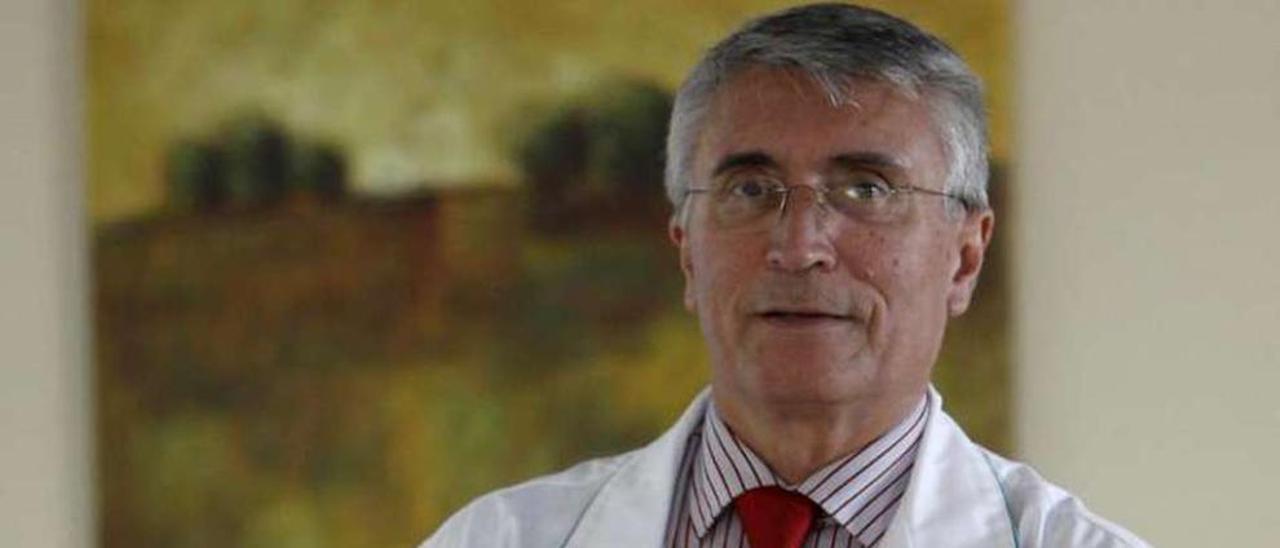 El doctor Roberto Pérez, impulsor de la guía. // José Lores