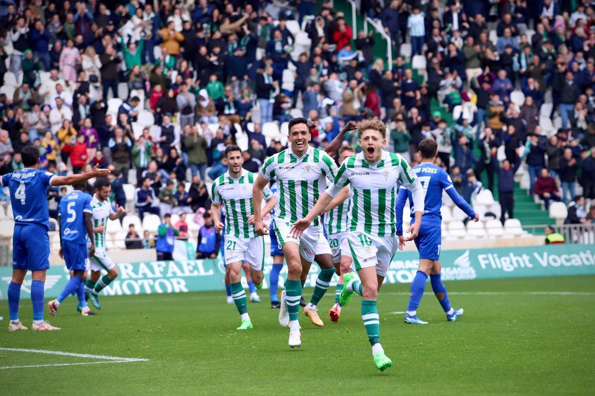 Simo celebra el primer gol del Córdoba CF al Melilla en El Arcángel, este domingo.