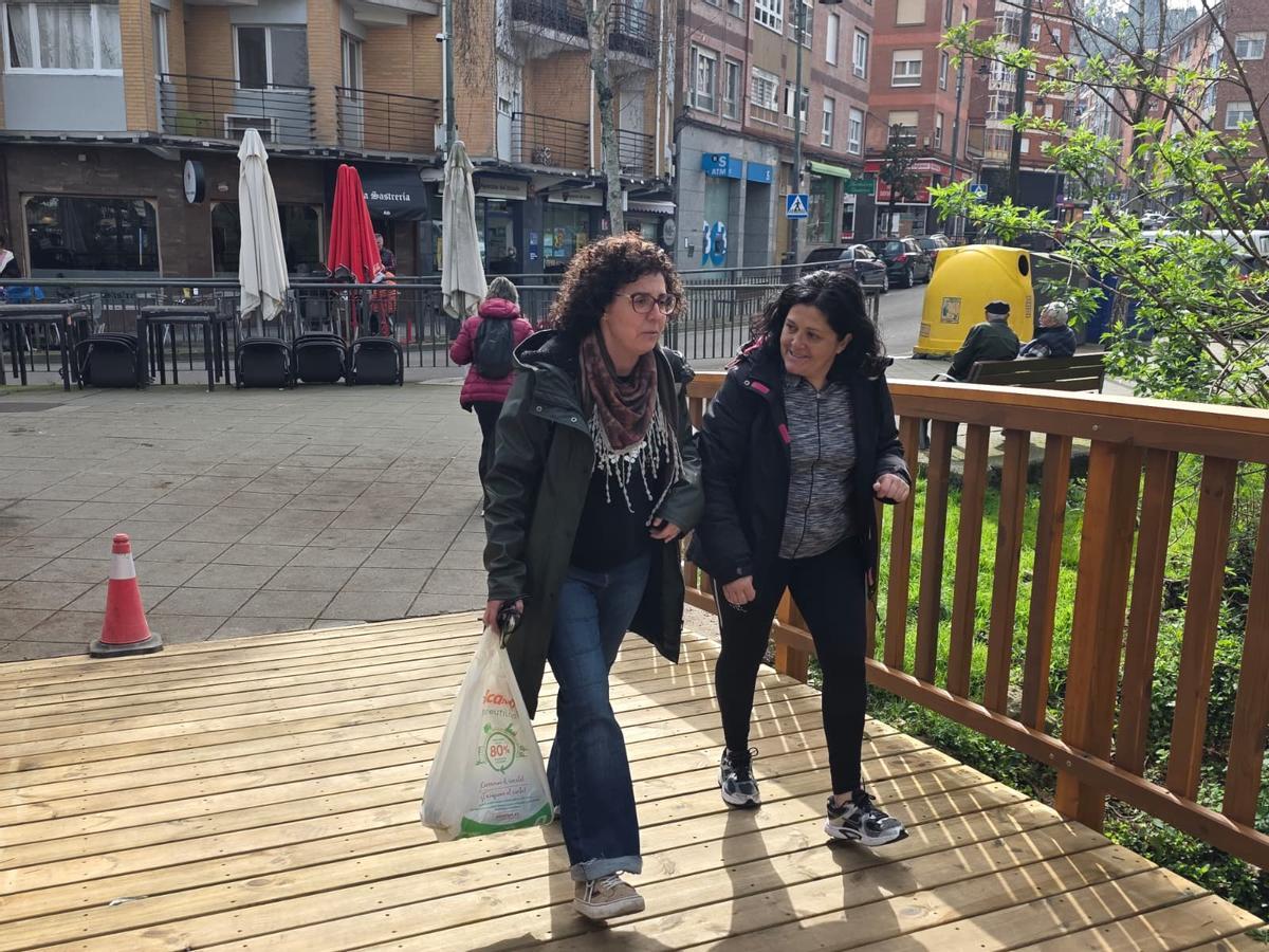 A la izquierda, Ana Navas, y a la derecha, Montse Martínez, cruzando el nuevo puente de La Serrería.