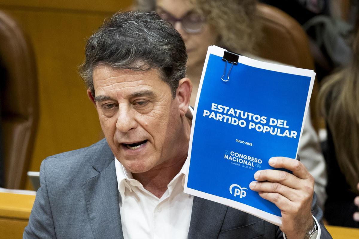 José Ramón Gómez Besteiro sosteniendo los estautos del PP este martes, 5 de mayo, en el Parlamento de Galicia.
