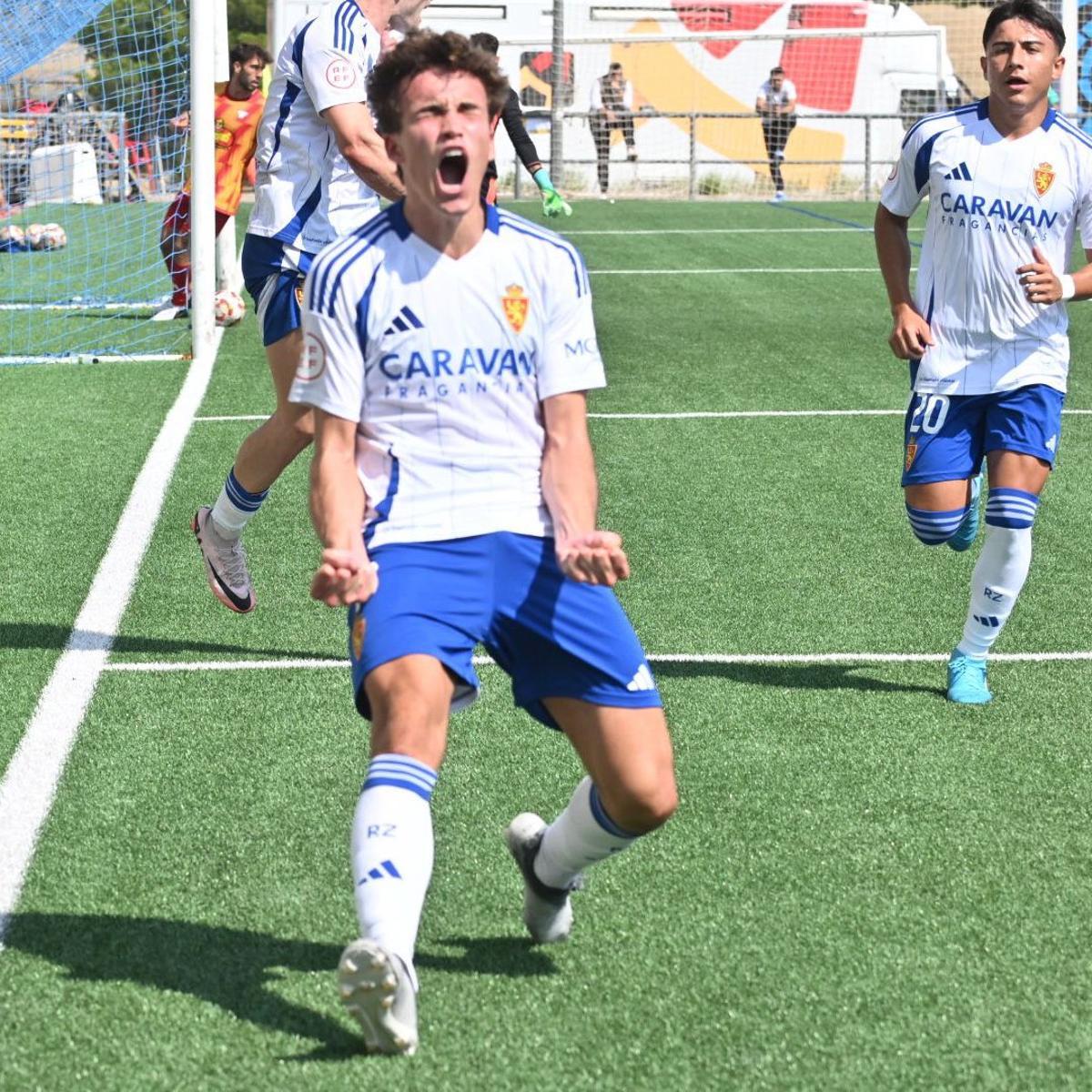 Óscar Vacas celebra su gol de penalti ante el Anguiano