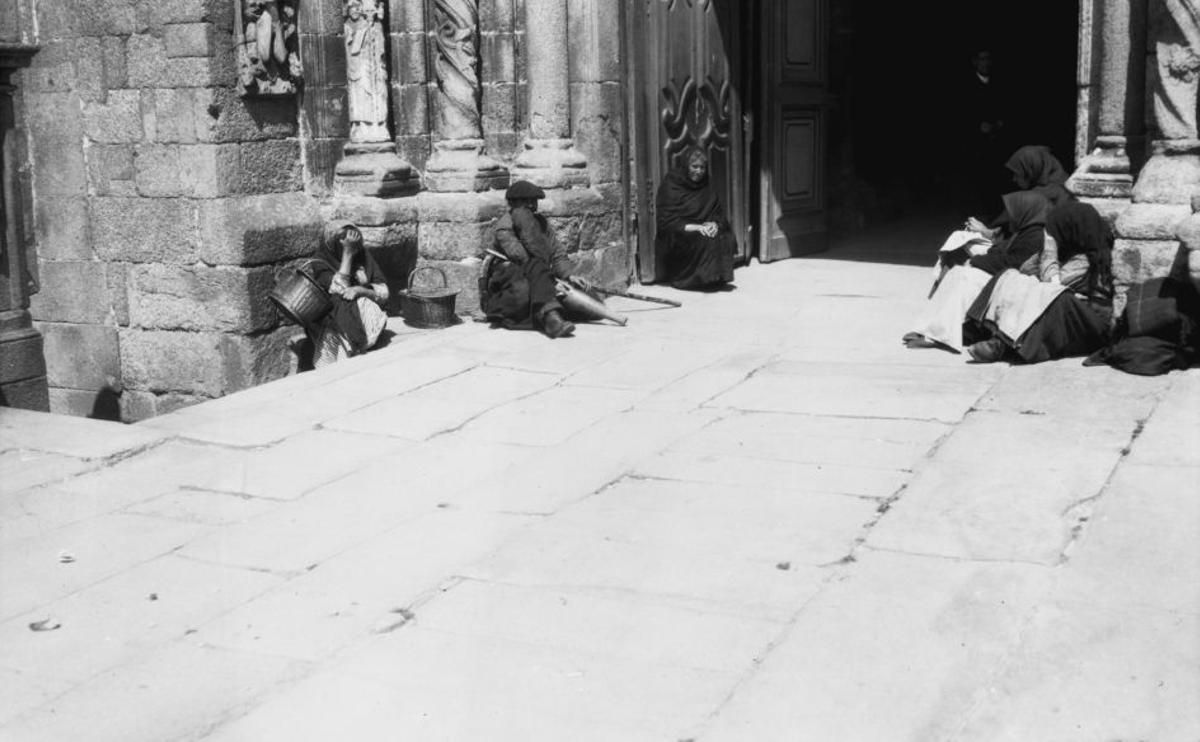 El Hospital Real de Santiago ofrecía asistencia sanitaria a pobres y peregrinos. En la imagen, mendigos a las puertas de Platerías en 1935
