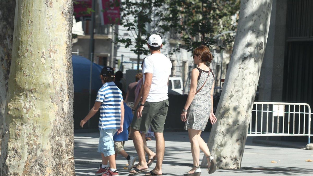 Una familia pasea por la calle.