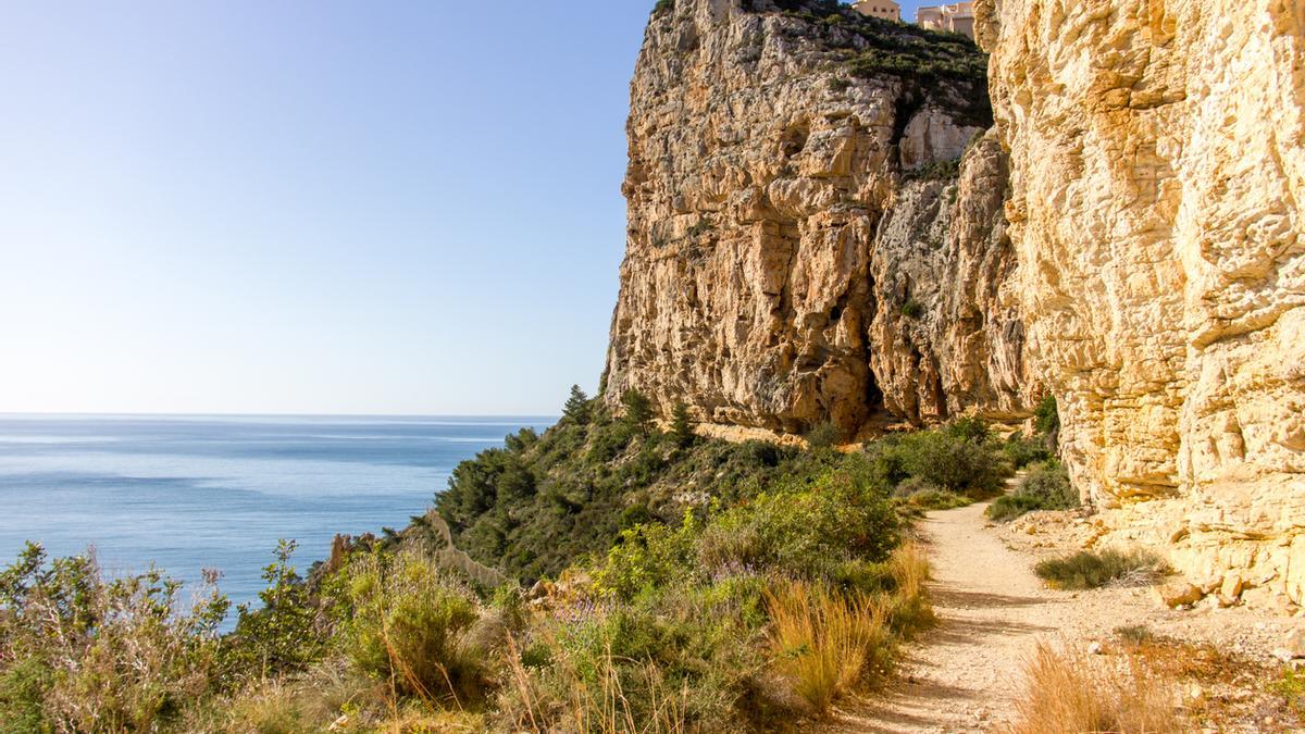 Alicante cuenta con rutas de senderismo preciosas.
